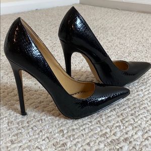 Black pumps